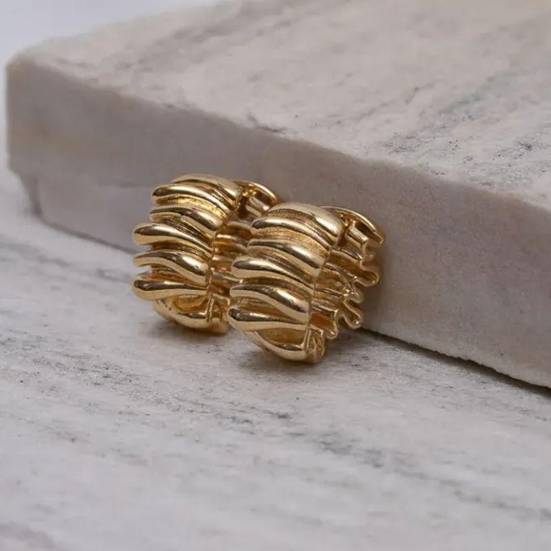 BRINCO ARGOLA ORGÂNICA ONDULADA BANHO OURO 18K