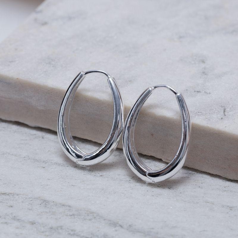 BRINCO ARGOLA OVAL GRANDE LISA BANHO PRATA