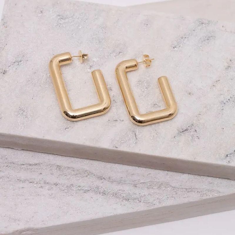 BRINCO ARGOLA RETÂNGULO ABAULADO BANHO OURO 18K
