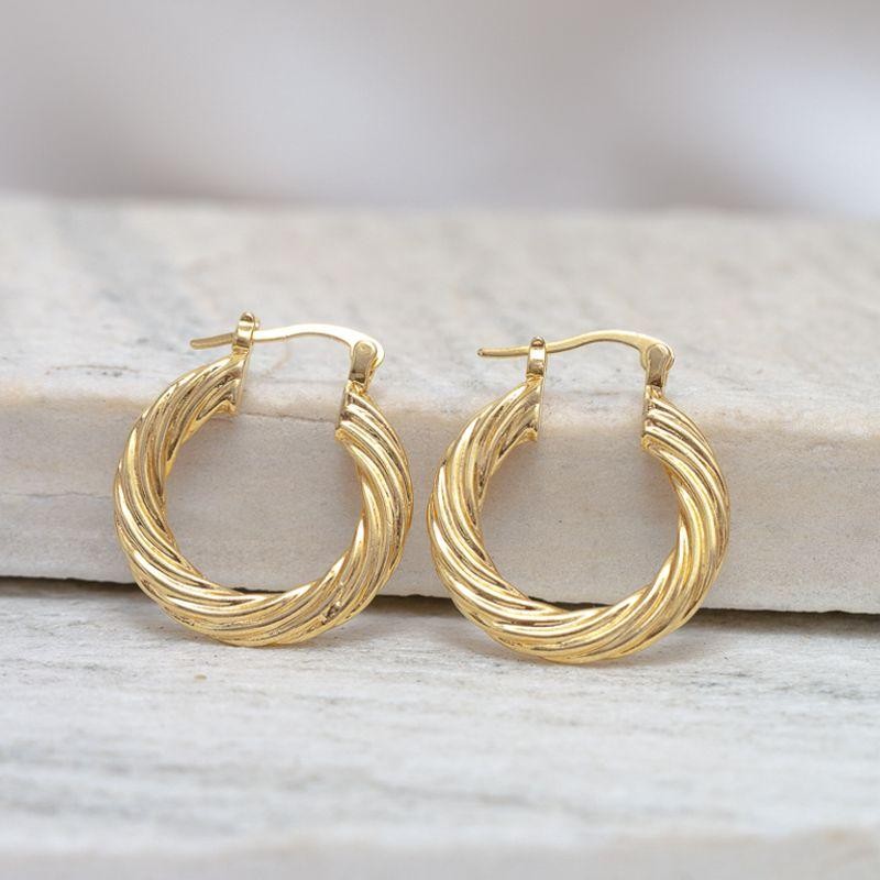 BRINCO ARGOLA TORCIDA ACHATADA FECHO JOIA BANHO OURO 18K