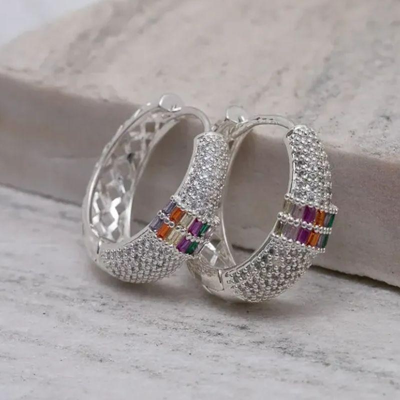 BRINCO ARGOLA COM ZIRCÔNIAS COLORIDAS GRANDE BANHO PRATA