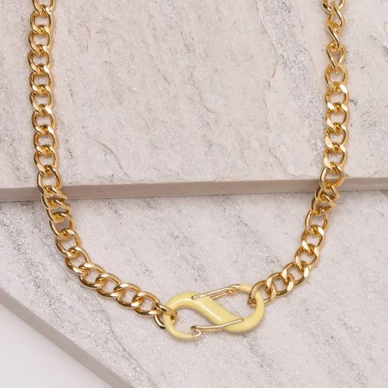COLAR CORRENTE COM FECHO ESMALTADO AMARELO MANTEIGA BANHO OURO 18K