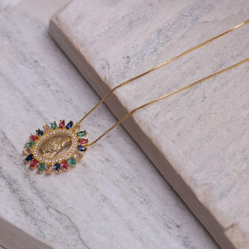 COLAR NOSSA SENHORA COM PEDRAS COLORIDAS BANHO OURO 18K