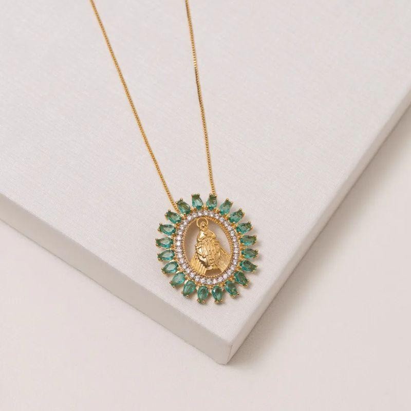 COLAR NOSSA SENHORA COM PEDRAS VERDES BANHO OURO 18K