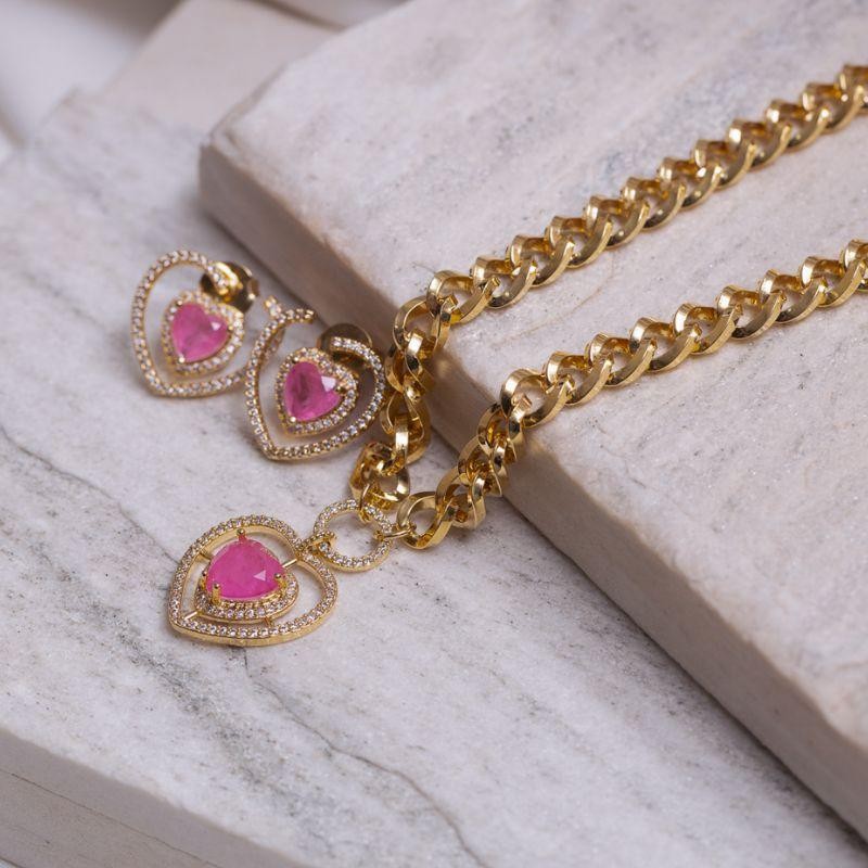 CONJUNTO CORAÇÃO COM PEDRA PINK BANHO OURO 18K