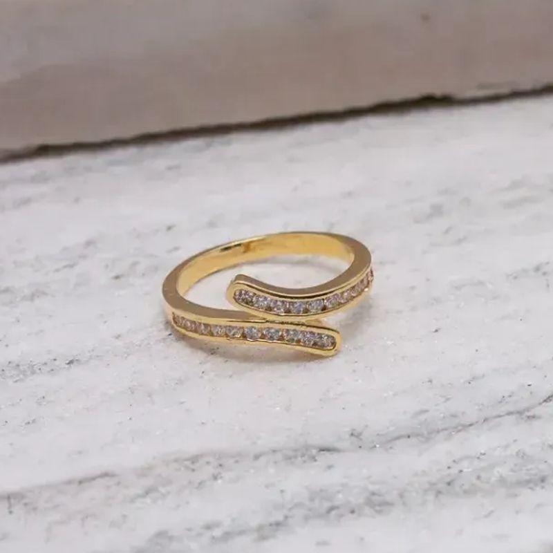 ANEL PRIMAVERA CRAVEJADO COM ZIRCÔNIAS CRISTAIS BANHO OURO 18K
