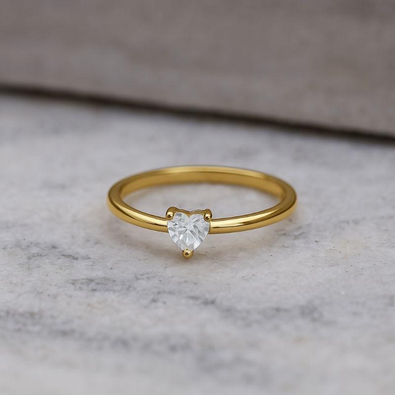 ANEL SOLITÁRIO ZIRCÔNIA CORAÇÃO CRISTAL BANHO OURO 18K