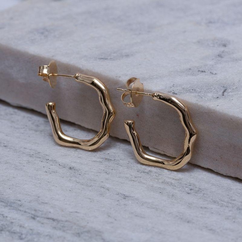 BRINCO ARGOLA ORGÂNICA ONDULADA BANHO OURO 18K