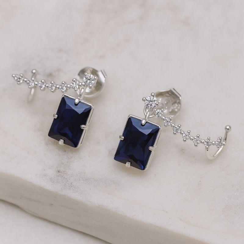 BRINCO EAR CUFF CRAVEJADO COM ZIRCÔNIAS CRISTAIS E PEDRA AZUL ESCURO BANHO PRATA