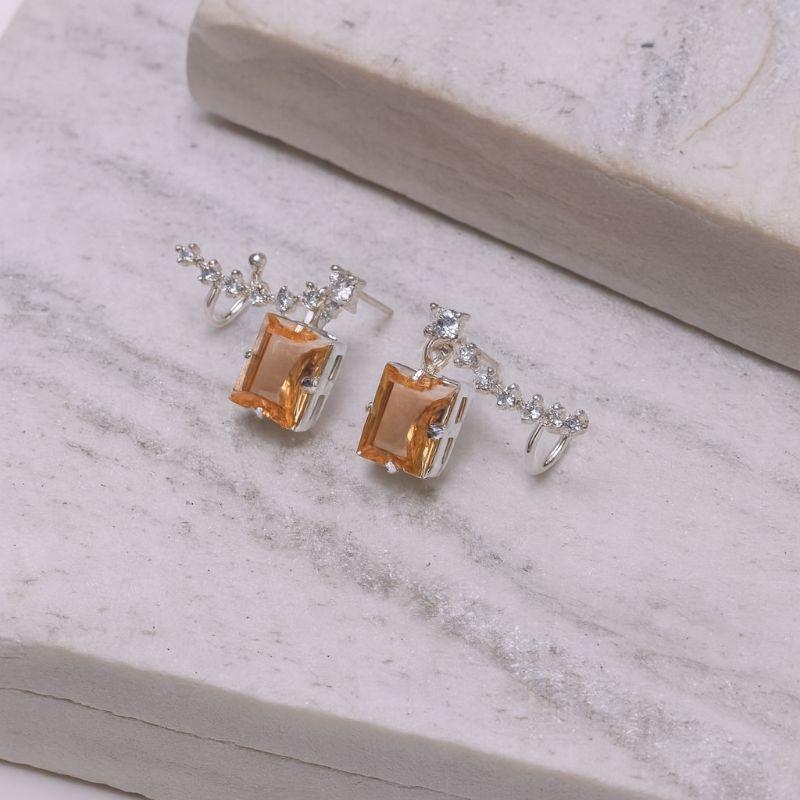 BRINCO EAR CUFF CRAVEJADO COM ZIRCÔNIAS CRISTAIS E PEDRA LARANJADA BANHO PRATA