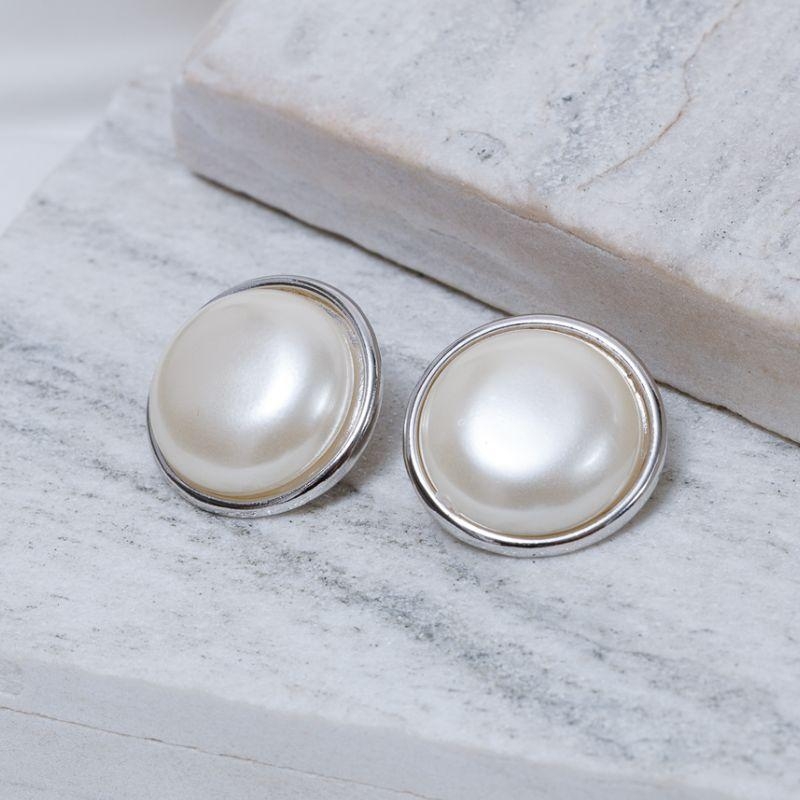 BRINCO FLOR DE BEGÓNIA COM PÉROLA BANHO PRATA