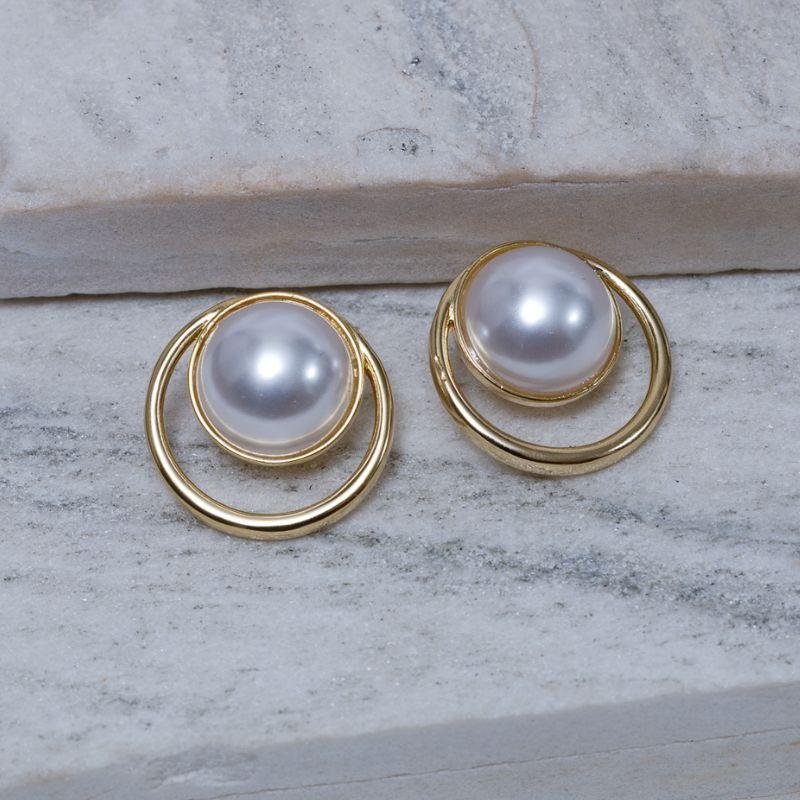 BRINCO FLOR DE MARGARIDA COM PÉROLA BANHO OURO 18K