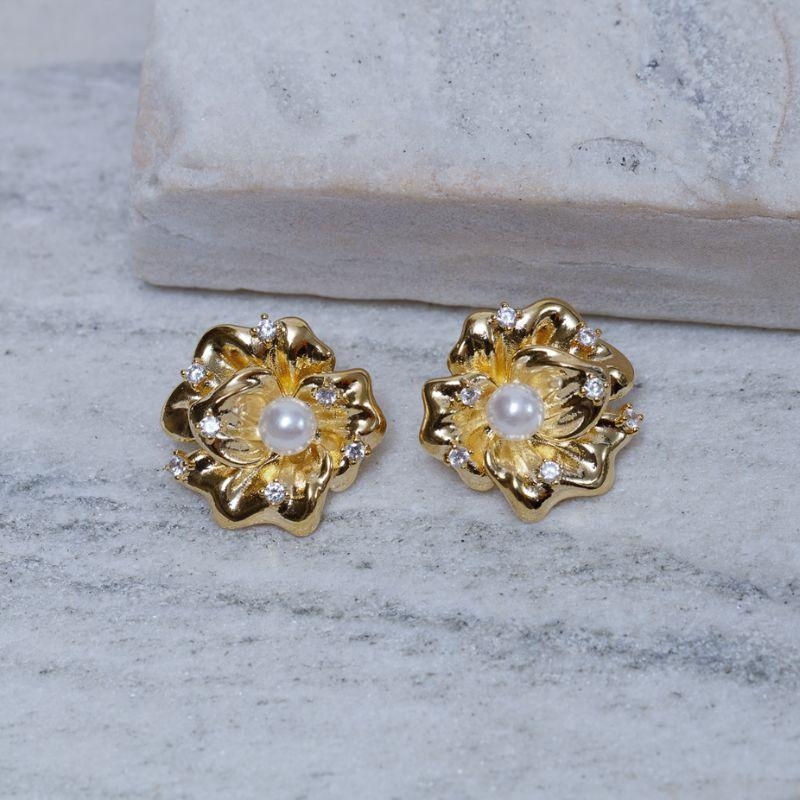 BRINCO FLOR DE PETÚNIA COM PÉROLA BANHO OURO 18K