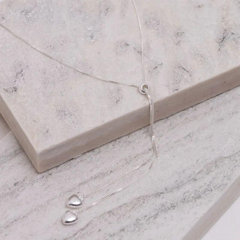 COLAR GRAVATA COM CORAÇÕES BANHO PRATA