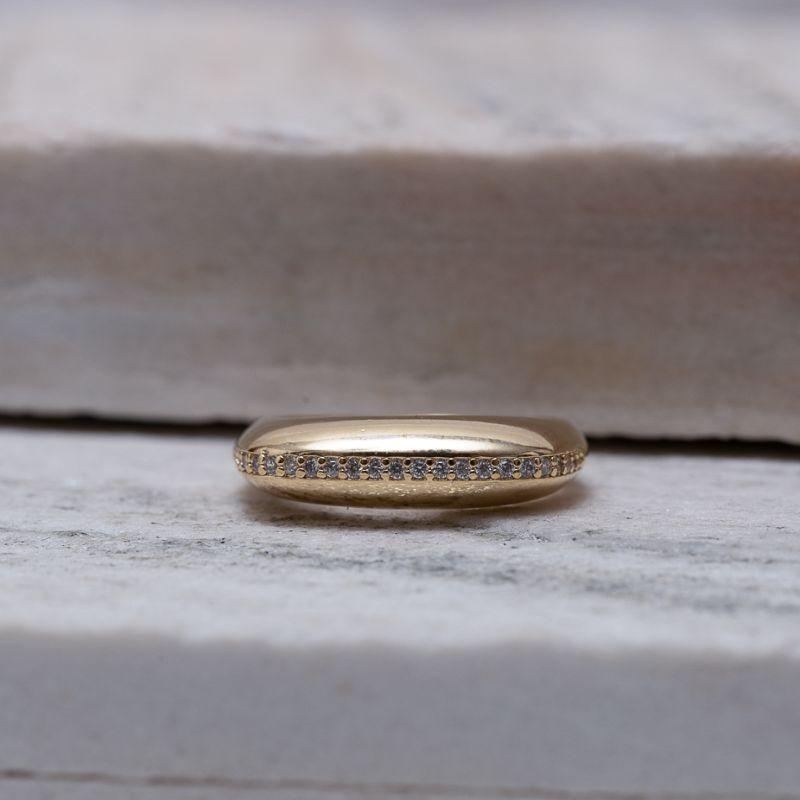 ANEL QUADRADO ABAULADO COM ZIRCÔNIAS BANHO OURO 18K