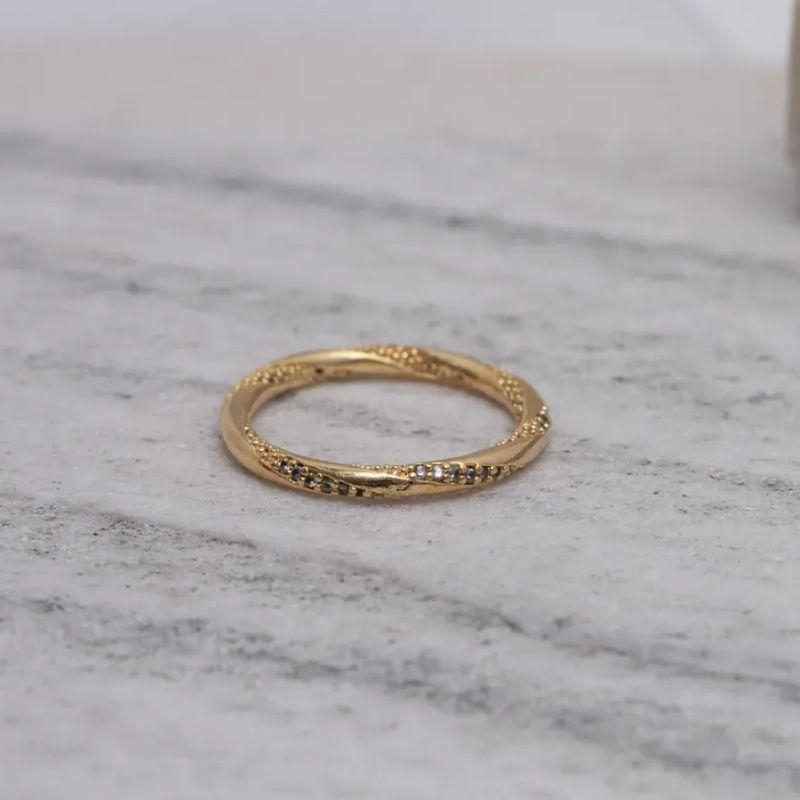 ANEL TORCIDO CRAVEJADO COM ZIRCÔNIAS CRISTAIS BANHO OURO 18K