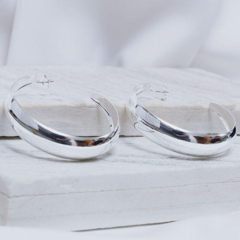 BRINCO ARGOLA ABAULADA LISA BANHO PRATA