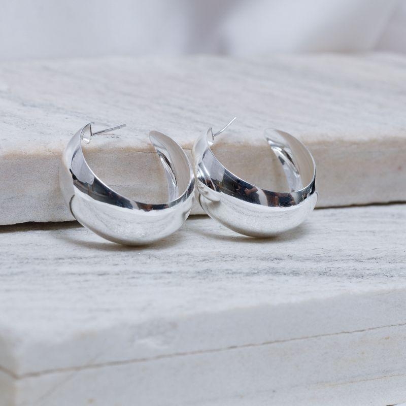 BRINCO ARGOLA ABAULADA LISA GROSSA BANHO PRATA