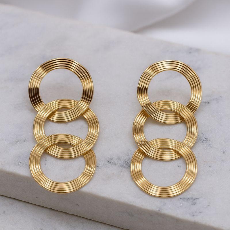 BRINCO ARGOLAS TRABALHADAS BANHO OURO 18K