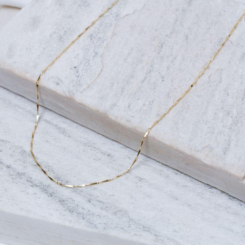 CHOKER FINA TORCIDA BANHO OURO 18K