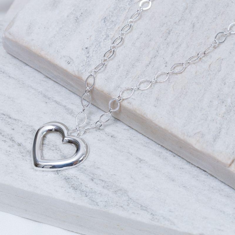 COLAR ELOS TRABALHADOS COM CORAÇÃO BANHO PRATA