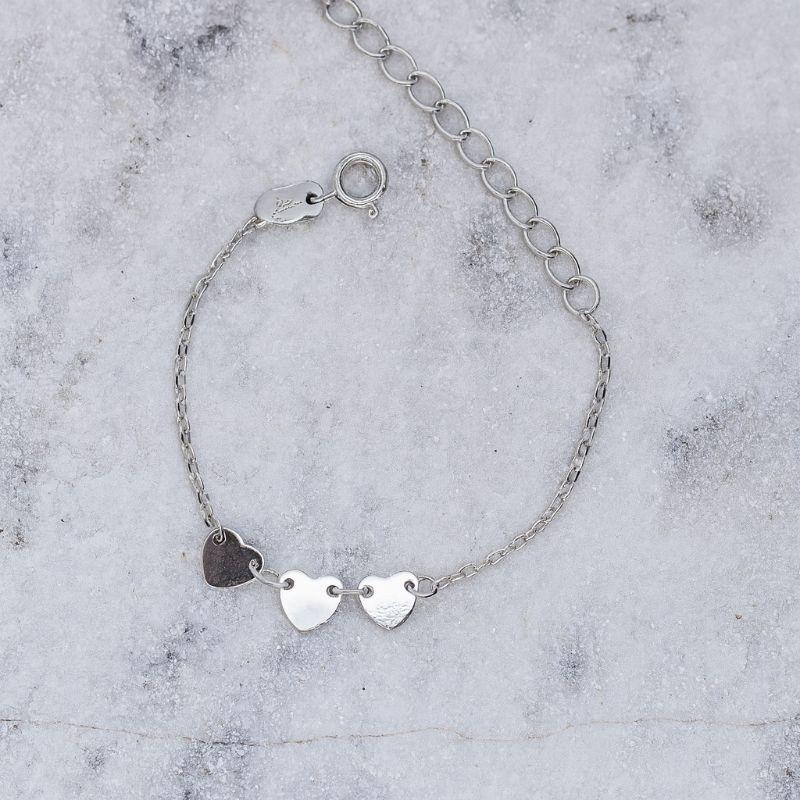 PULSEIRA INFANTIL TRÊS CORAÇÕES BANHO PRATA
