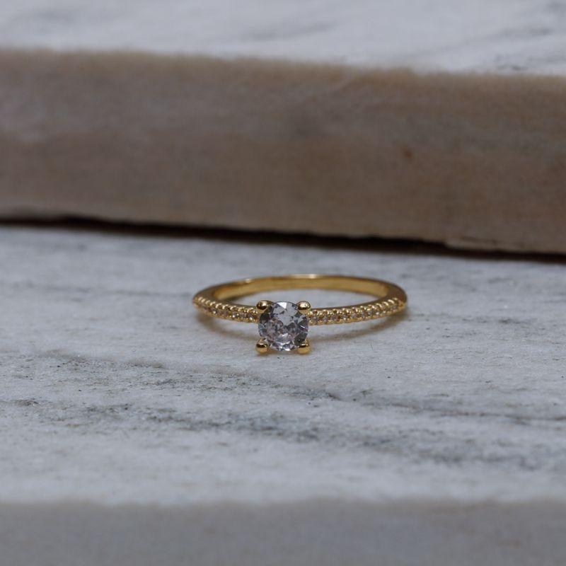 ANEL SOLITÁRIO CRAVEJADO CRISTAL BANHO OURO 18K