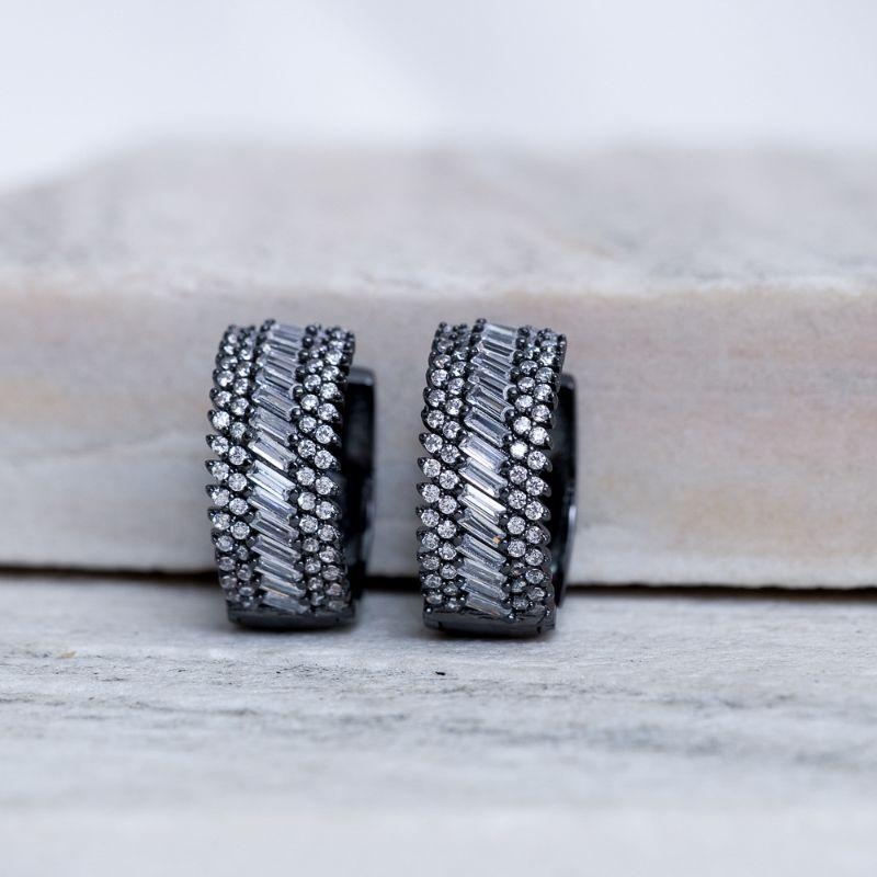 BRINCO ARGOLA COM ZIRCÔNIAS NAVETE BANHO RÓDIO NEGRO