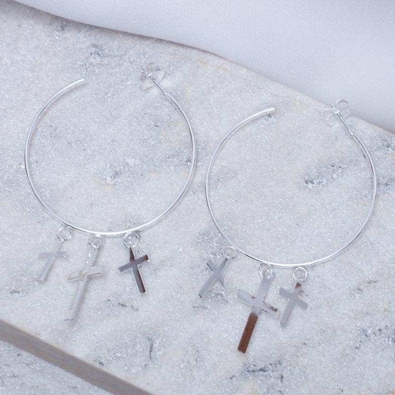 BRINCO ARGOLA G COM CRUZ BANHO PRATA
