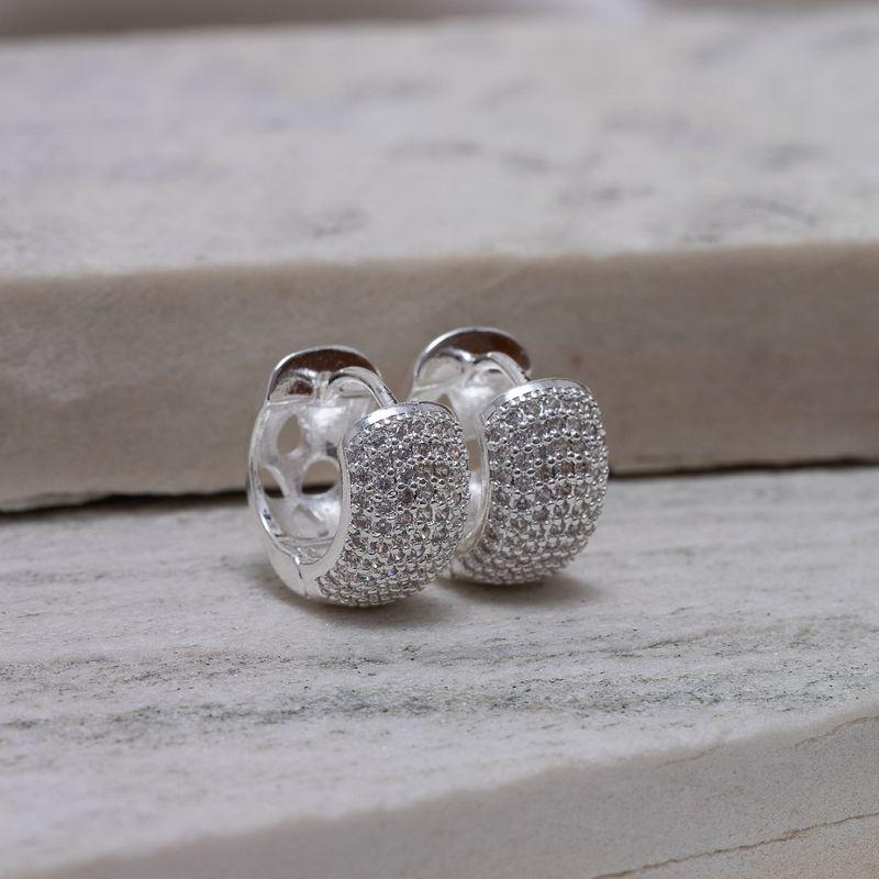 BRINCO ARGOLA G COM ZIRCÔNIAS BANHO PRATA