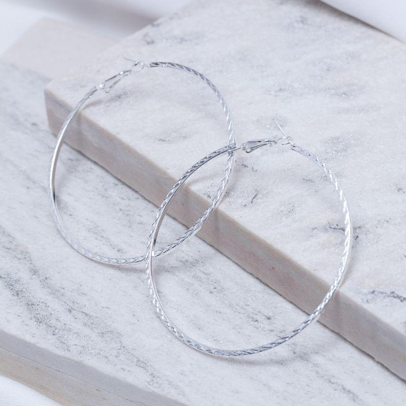 BRINCO ARGOLA GRANDE TRABALHADA BANHO PRATA