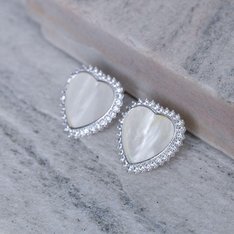 BRINCO CORAÇÃO MADRE PÉROLA COM ZIRCÔNIAS BANHO PRATA