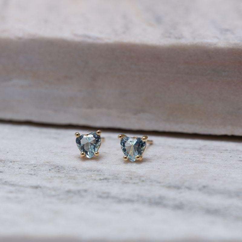 BRINCO CORAÇÃO PP COM PEDRA AZUL CLARO BANHO OURO 18K