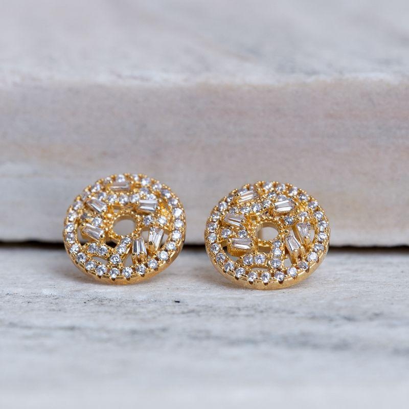 BRINCO DONUT COM ZIRCÔNIAS CRISTAIS BANHO OURO 18K