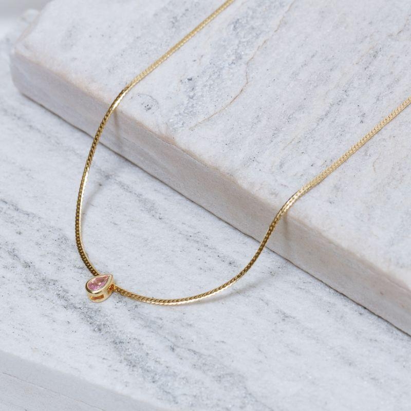 COLAR FITA COM GOTINHA DE LUZ ROSA CLARA BANHO OURO 18K