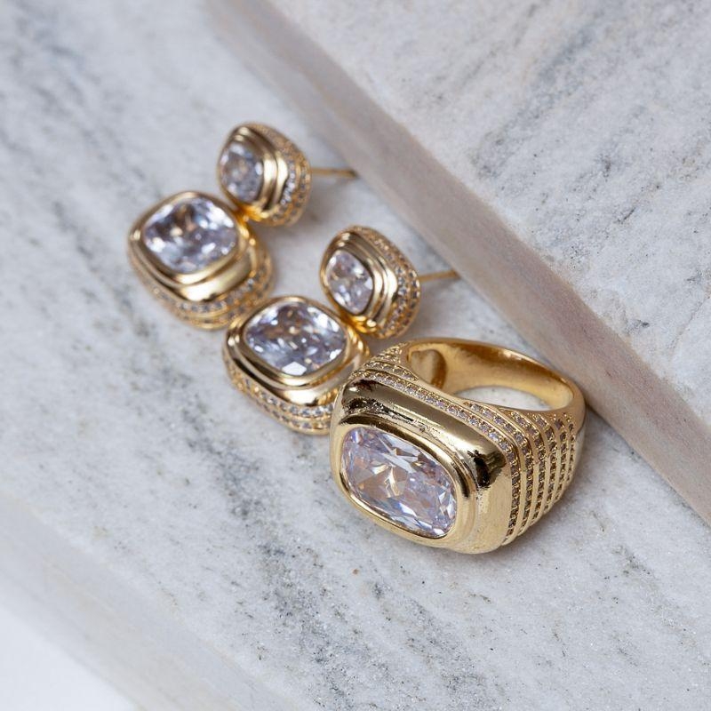 CONJUNTO BRINCO E ANEL CRAVEJADO COM ZIRCÔNIAS E PEDRA CRISTAL BANHO OURO 18K