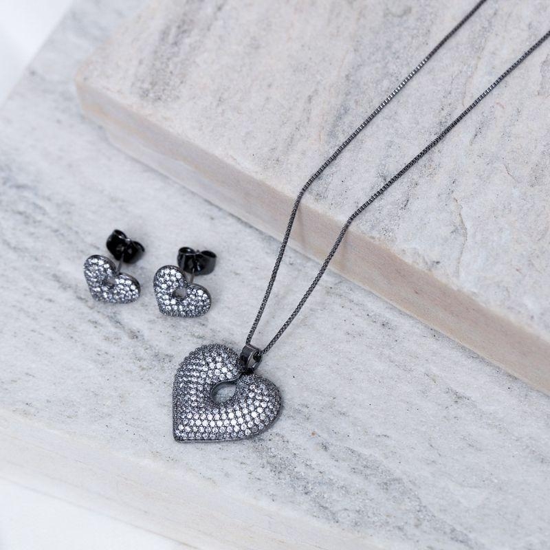 CONJUNTO CORAÇÃO CRAVEJADO COM ZIRCÔNIAS BANHO RÓDIO NEGRO