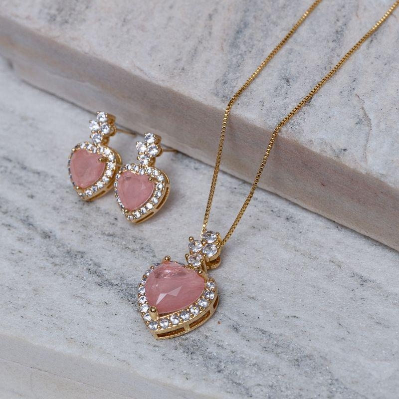 CONJUNTO CORAÇÃO COM ZIRCÔNIAS E PEDRA SALMÃO BANHO OURO 18K