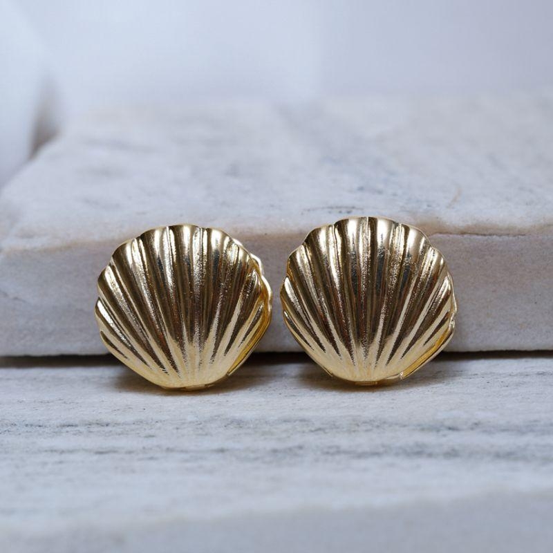 BRINCO CONCHA LISA BANHO OURO 18K