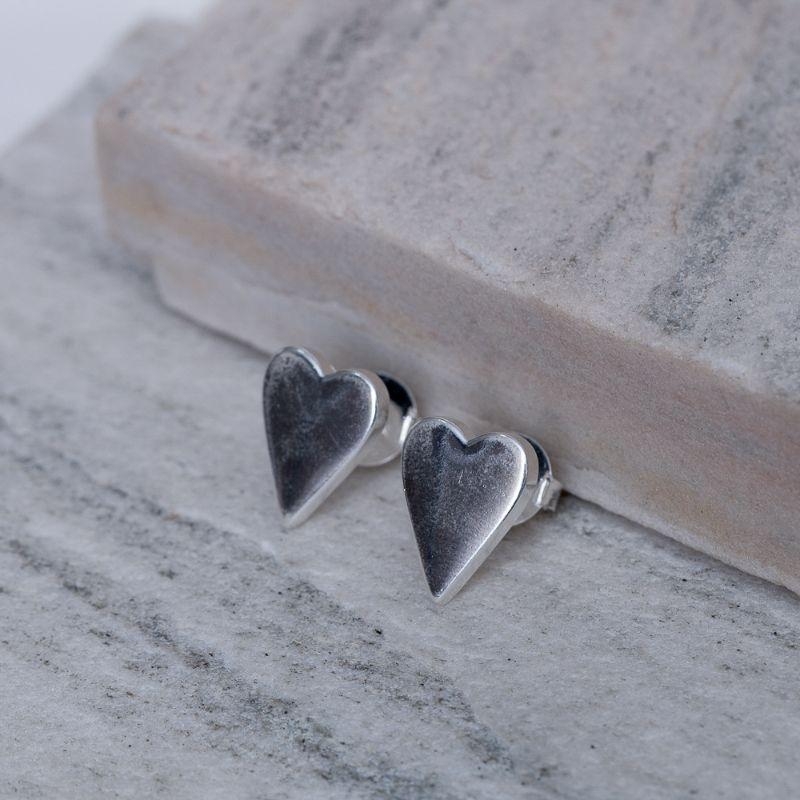 BRINCO CORAÇÃO LISO PONTEAGUDO BANHO PRATA