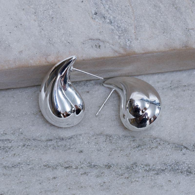 BRINCO GOTA ESCULPIDA BANHO PRATA