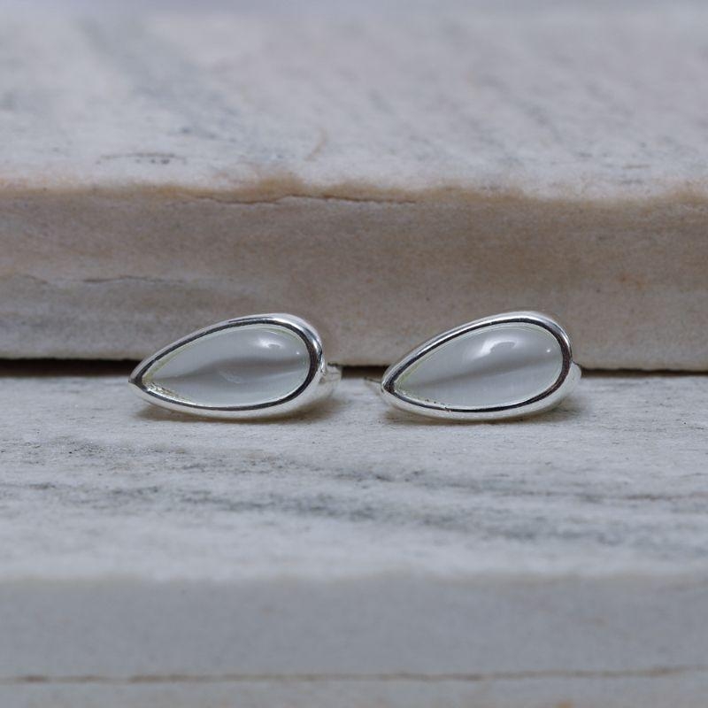 BRINCO MEIA ARGOLA MADRE PÉROLA BANHO PRATA