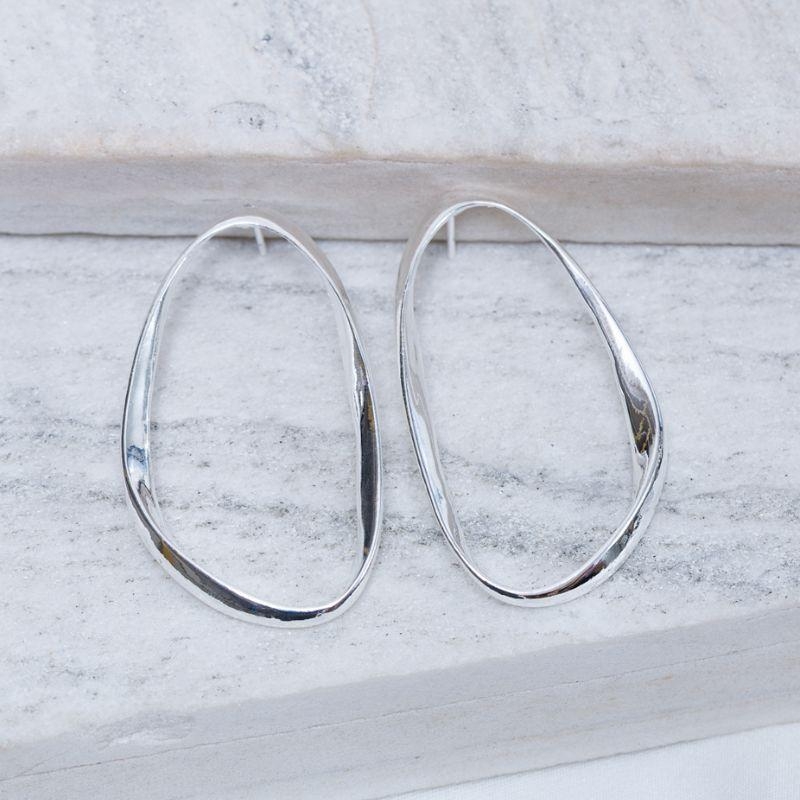 BRINCO ORGÂNICO VAZADO FINO BANHO PRATA