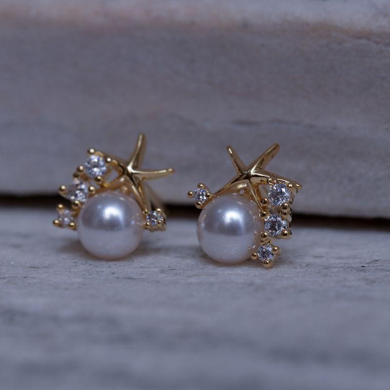 BRINCO PÉROLA COM ESTRELA DO MAR BANHO OURO 18K