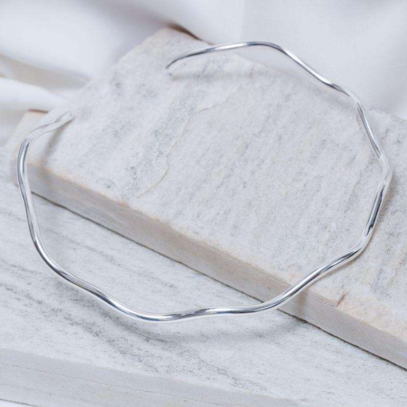 COLAR ARO ONDULADO GROSSO BANHO PRATA