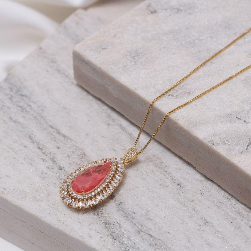 COLAR GOTA COM ZIRCÔNIAS E PEDRA GOIABA M BANHO OURO 18K