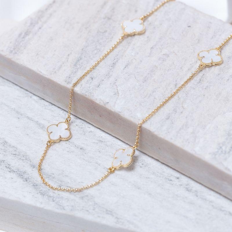 COLAR LONGO TREVO BRANCO PEROLIZADO BANHO OURO 18K