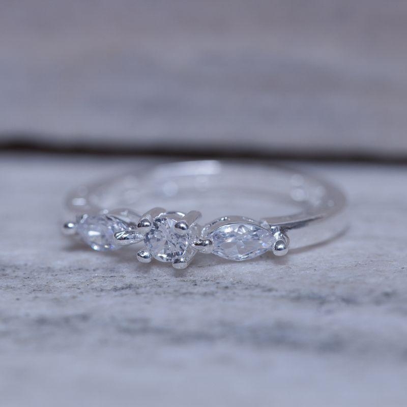 ANEL COM PEDRAS CRISTAIS BANHO PRATA