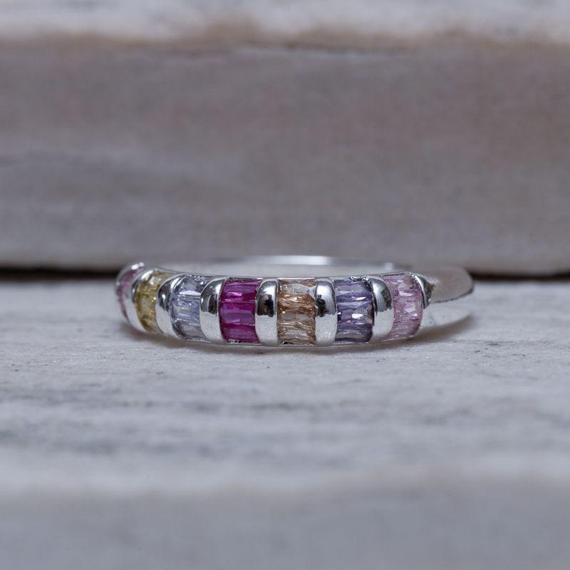 ANEL COM ZIRCÔNIAS BAGUETE COLORIDAS BANHO PRATA