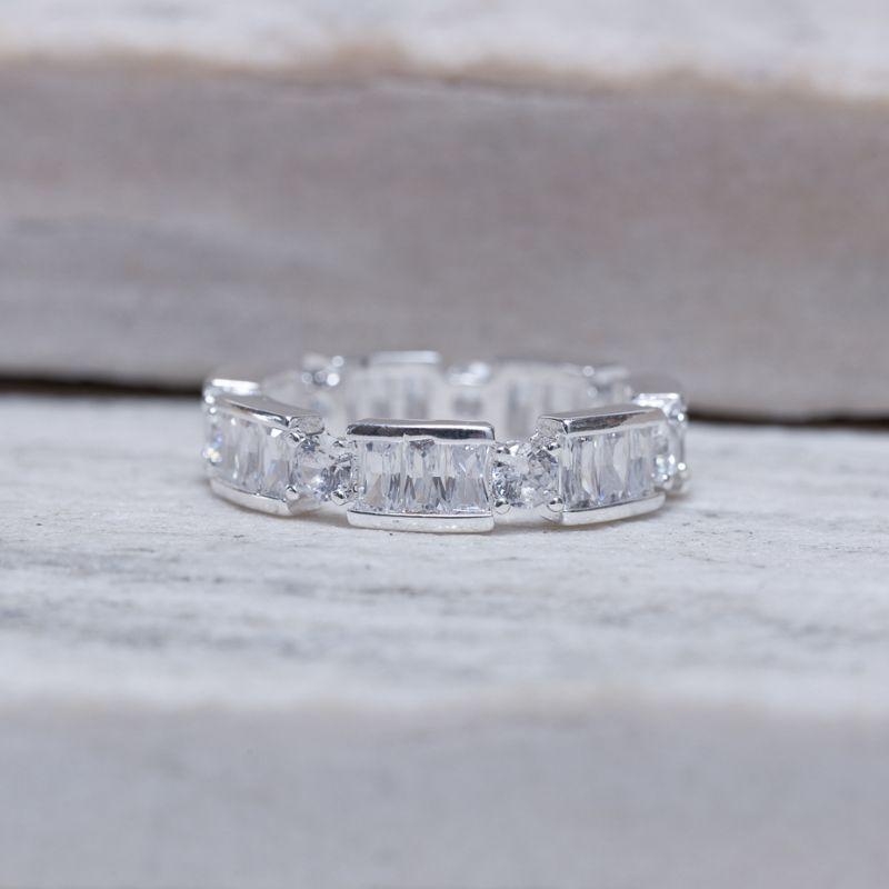 ANEL COM ZIRCÔNIAS NAVETE CRISTAL BANHO PRATA